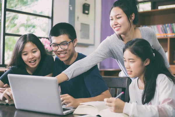 Grupo asiático de estudantes, compartilhando com as ideias para trabalhar em th — Fotografia de Stock