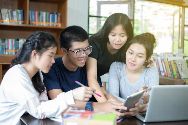 Asiático Grupo de estudiantes compartiendo con las ideas para trabajar en th —  Fotos de Stock