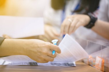 İşadamları finansal sözleşmeler bir resmi belge imzalama
