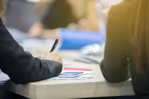 Empresarios firman contratos financieros Un documento oficial — Foto de Stock