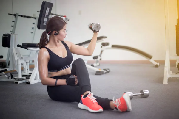 Krásný svalnatý fit žena cvičení budování svalů a fit — Stock fotografie