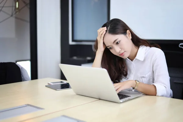 Asiatiska affärskvinna allvar med det arbete som utförts fram till headac — Stockfoto