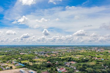  Güzel bulut ve şehir içinde gök