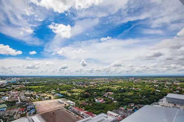 Vackra moln och himmel i staden — Stockfoto