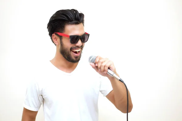 Asiatico bello uomo con un baffi sorridente e canto per il m — Foto Stock