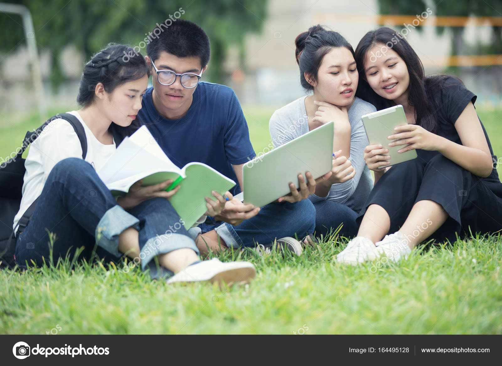 Счастливые студенты. Занятия в университете. Student when speak. Ученики старших классов. Счастливые студенты.