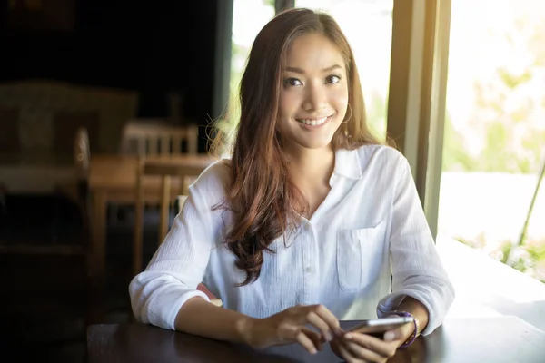 Asia Uomini e donne d'affari utilizzano il cellulare e touch smart phon — Foto Stock