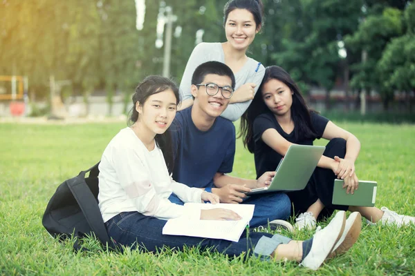 Grupo Asiático de estudiantes compartiendo con las ideas para trabajar en ga — Foto de Stock