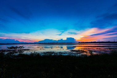 Günbatımı güzel gökyüzü ile Nehri üzerinde