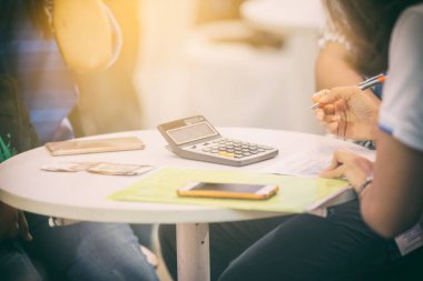 İşadamları finansal sözleşmeler bir resmi belge imzalama