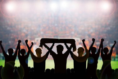 Futbolda bir maç ve seyirci futbol taraftar siluetleri