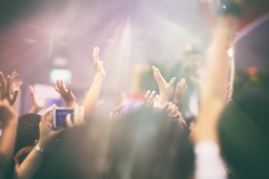 Kalabalık konser sahne ışıkları, bulanık arka plan