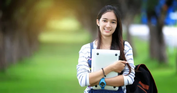 Schöne asiatische Mädchen Studentin hält Bücher und lächelt in die Kamera — Stockfoto