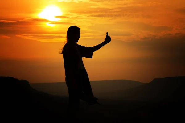 Silhouette of Asian women photography and selfie with mountain a — Stock Photo, Image