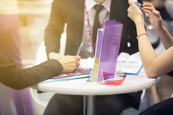 Empresarios firman contratos financieros Un documento oficial — Foto de Stock