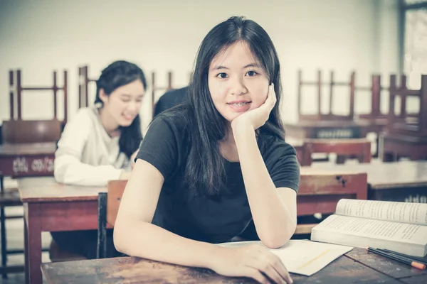 Asiático Grupo de estudiantes compartiendo con las ideas para trabajar en th — Foto de Stock