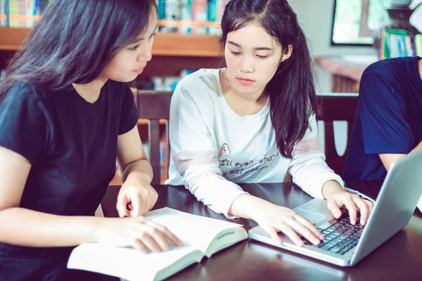 Asiático Grupo de estudiantes compartiendo con las ideas para trabajar en th — Foto de Stock