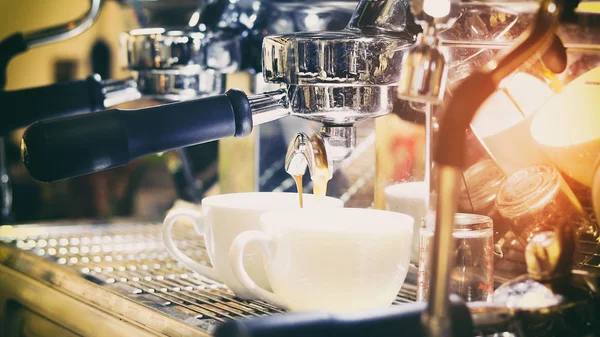 Asiatiska män Barista med kaffemaskinen i kafé counter - — Stockfoto