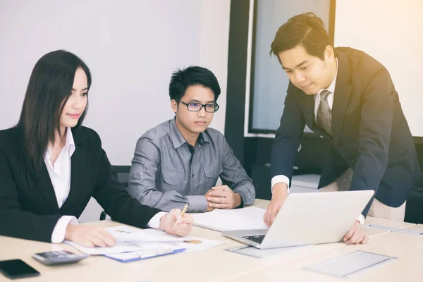 Empresarios asiáticos y grupo usando notebook para socios comerciales —  Fotos de Stock