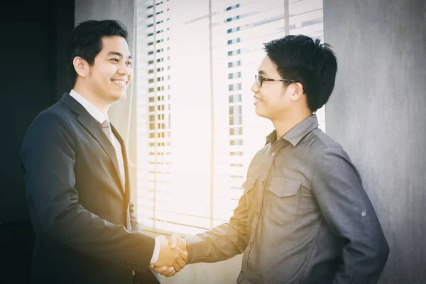 Los empresarios asiáticos se dan la mano y sonríen su acuerdo — Foto de Stock