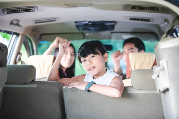 Feliz niña con asiático familia sentado en el coche para enjo —  Fotos de Stock