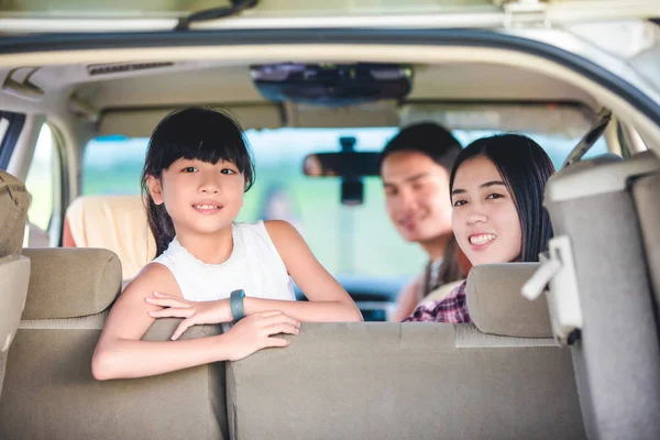 Heureuse petite fille avec asiatique famille assis dans la voiture pour enjo — Photo