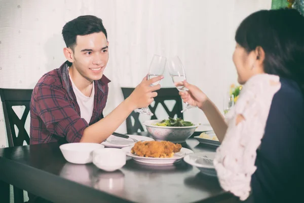 Asiatische junge Paar genießen ein romantisches Abendessen Drinks wh — Stockfoto