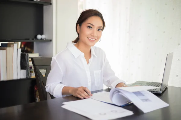 Beautiful Asian business women checking document and using noteb — Stock Photo, Image