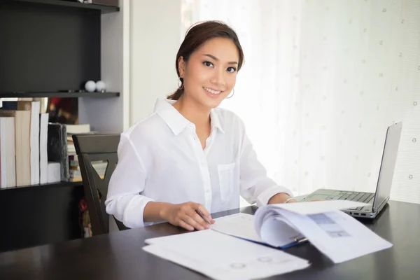 Mooie Aziatische zakelijke vrouwen document controleren en het gebruik van noteb — Stockfoto