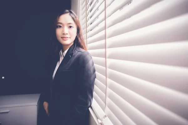 Schöne asiatische Geschäftsfrauen sind lächelnd und arbeiten glücklich an — Stockfoto