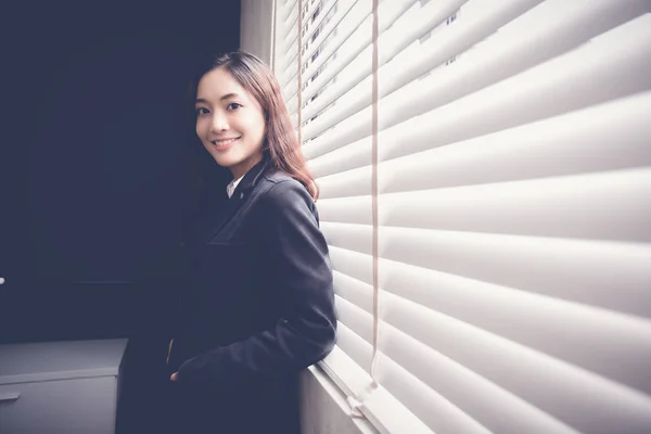 Mooie Aziatische zakelijke vrouwen zijn glimlachend en werken gelukkig op — Stockfoto