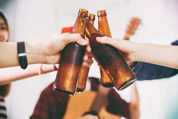 Asiático grupo de amigos teniendo fiesta con alcohólico cerveza bebidas a — Foto de Stock