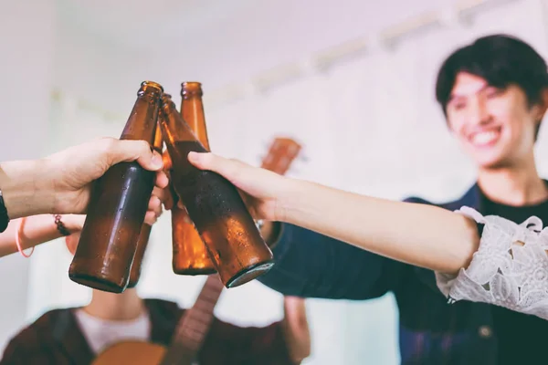 Asiático grupo de amigos teniendo fiesta con alcohólico cerveza bebidas a — Foto de Stock
