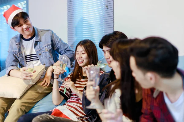 Asiático grupo de amigos teniendo fiesta con alcohólico cerveza bebidas a — Foto de Stock