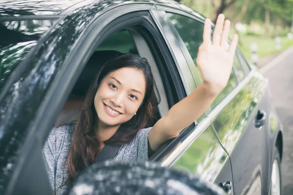 Hermosa mujer asiática sonriendo y disfrutando.conducir un coche en la carretera —  Fotos de Stock