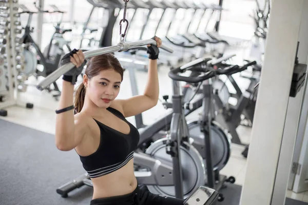Beautiful muscular fit woman exercising building muscles and fit — Stock Photo, Image