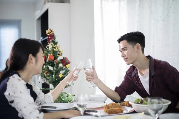 Asiatische junge Paar genießen ein romantisches Abendessen Drinks wh — Stockfoto