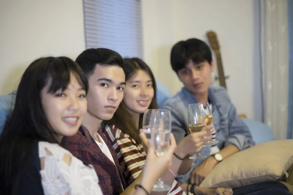 アルコール ビール飲みパーティー友人のアジア グループ、 — ストック写真