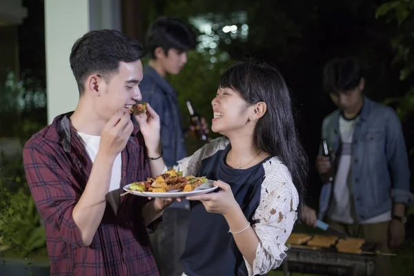 Asiática joven pareja disfrutando de una cena romántica y grupo de papas fritas — Foto de Stock