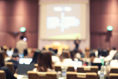 Çalışanların seminer bulanık arka plan ve çay de-odak