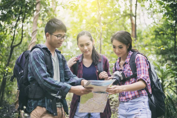 Asian Group of young people Hiking with friends backpacks walkin — Stock Photo, Image