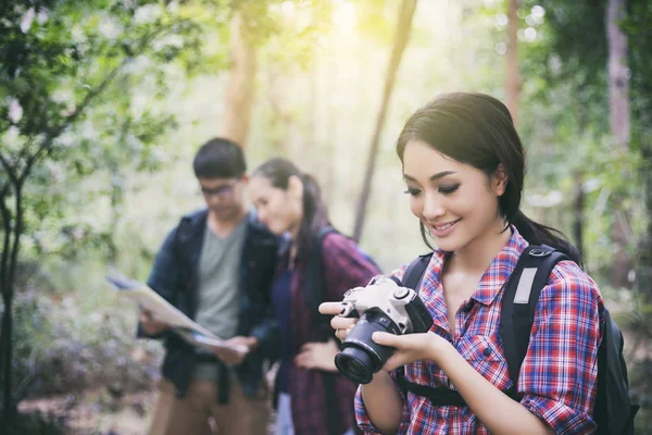 Asian Group of young people Hiking with friends backpacks walkin — Stock Photo, Image