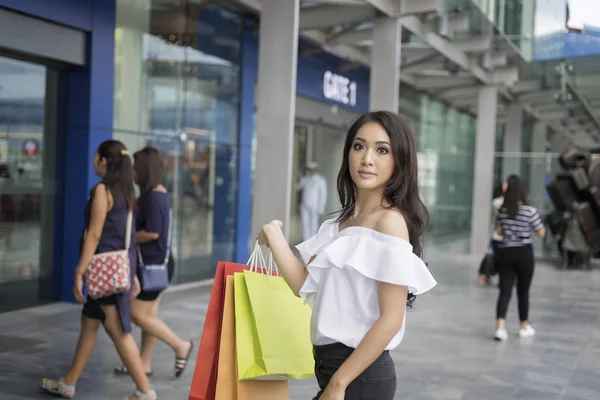 Aziatische vrouwen en mooi meisje houdt boodschappentassen glimlachen — Stockfoto