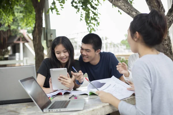 Азиатская группа студентов, использующих планшеты и ноутбуки для обмена с t — стоковое фото