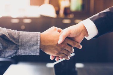 El sıkışan ve onların anlaşma gülümseyen Asya iş adamları 