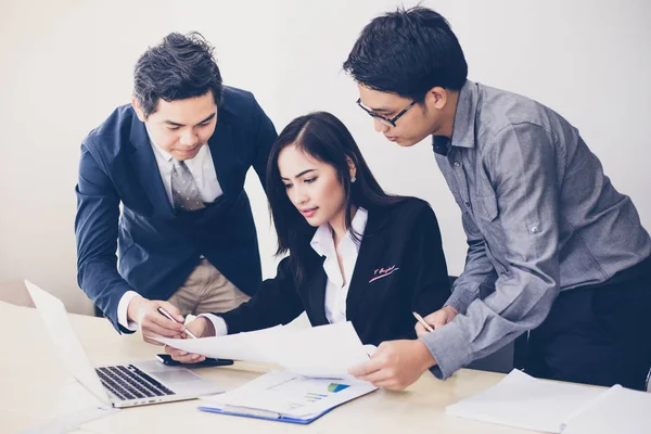 Empresarios asiáticos y grupo usando notebook para socios comerciales — Foto de Stock