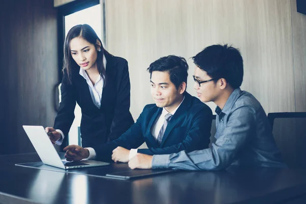 Empresários asiáticos e grupo usando notebook para parceiros de negócios — Fotografia de Stock