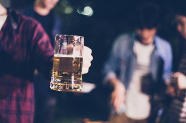 Asya grup arkadaşıyla w gülüyor açık bahçe Barbekü partisi