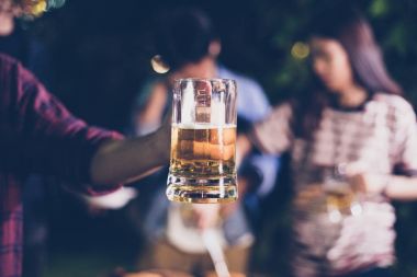 Asya grup arkadaşıyla w gülüyor açık bahçe Barbekü partisi