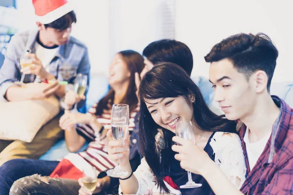 Asiático grupo de amigos teniendo fiesta con alcohólico cerveza bebidas a — Foto de Stock